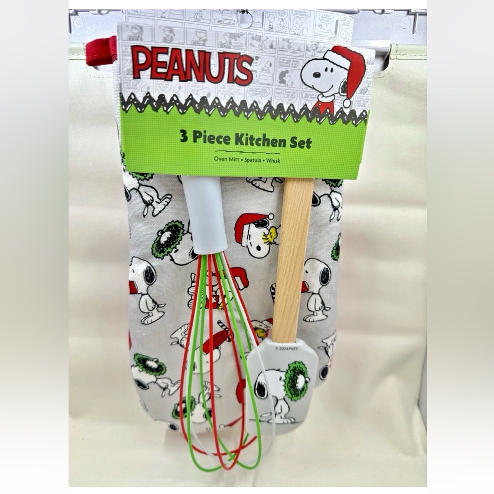 NWT! Charlie Brown PEANUTS Christmas SNOOPY 3 Pc Oven Mitt, Spatula & Whisk Set